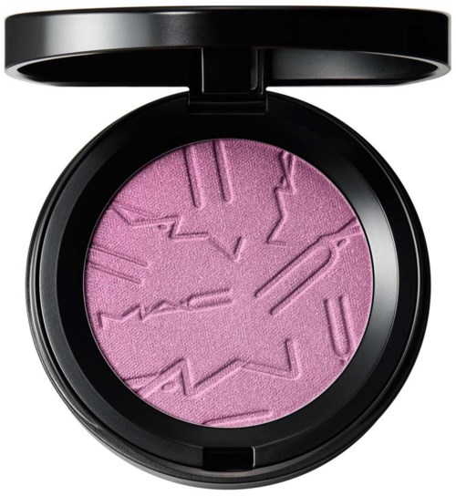 En rosa blush med geometriske mønstre i en sort rund puderspand med åben låg.