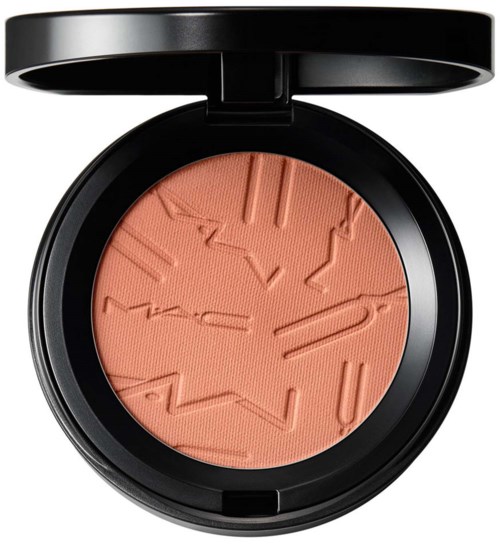 En makeup blush i en sort kompakt med et textured, geometrisk mønster på overfladen.
