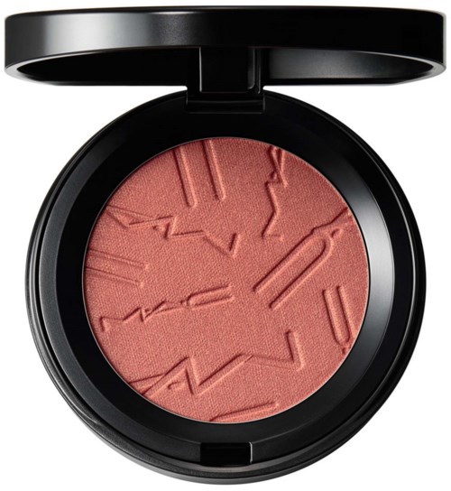 En rund blush-kompakt med et struktureret, abstrakt mønster i pink i et sort hæfte.