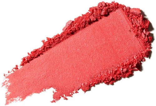Lyserød makeup blush spredt med lidt pudder omkring det på hvid baggrund.