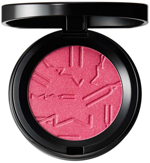 En rund rosa blush med printet abstrakt design inde i en sort kompakt beholder.