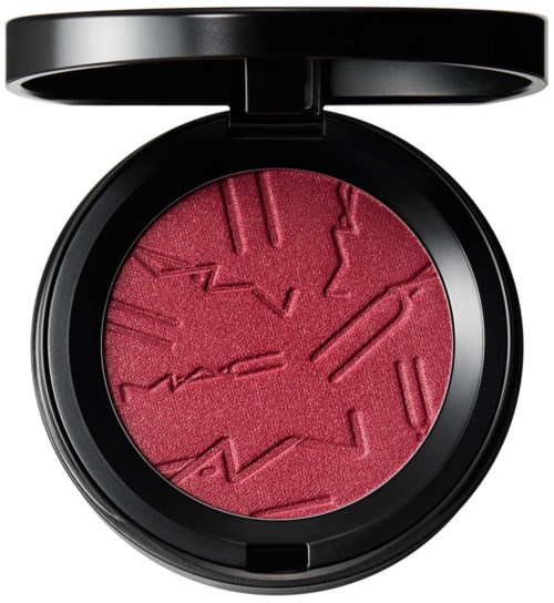 Rødt blush med geometriske mønstre i en rund sort kompakt.