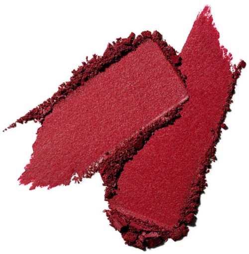 To røde pulverlignende makeup- eller rouge-striber på hvid baggrund.
