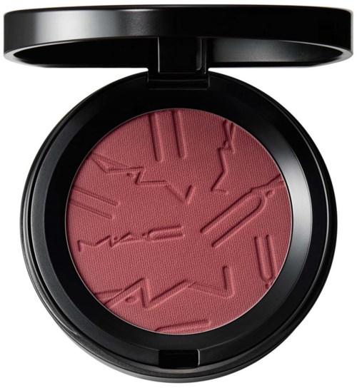 En rund blush i en sort makeup-æske med et geometrisk mønster indgraveret i den.