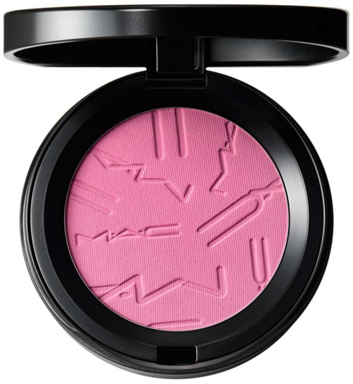 Pink blush med abstrakt mønster i en sort rund compact. Åbn låget og vis den teksturerede overflade indeni.
