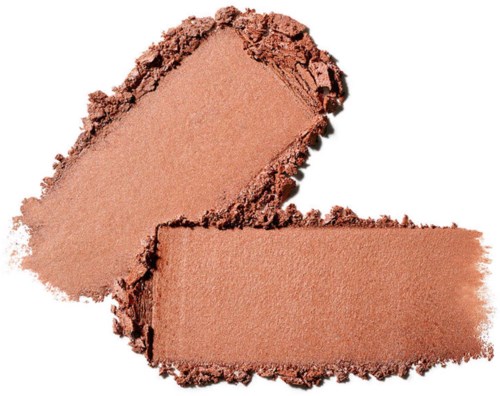 To ferskenfarvede blush puder, et knust med stykker omkring, på hvid baggrund.