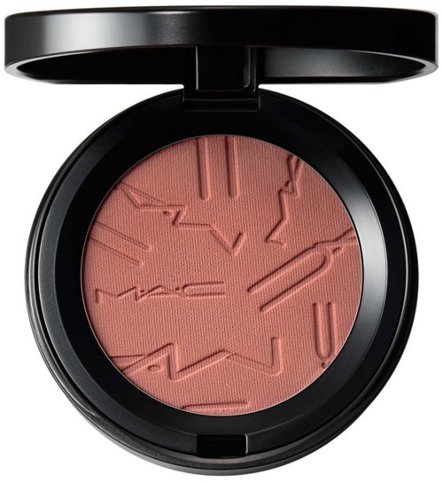 En rund makeup blush med MAC-logo præget på overfladen, i en sort kompakt beholder.