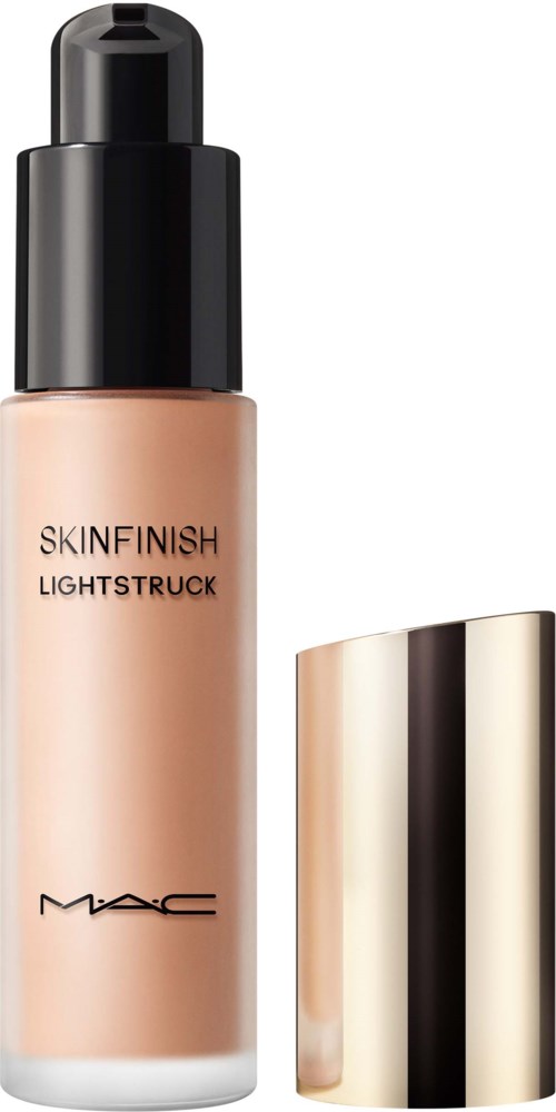 En flaske MAC Skinfinish Lightstruck foundation med sort låg og guldhætte ved siden af.