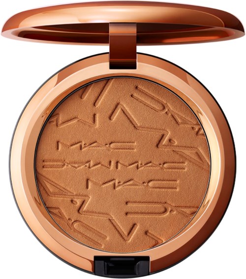 En rund makeup-kompakt med bronzefarvet etui med skinnende bronzepuist. Overfladen har indprentede tekst og linjer.