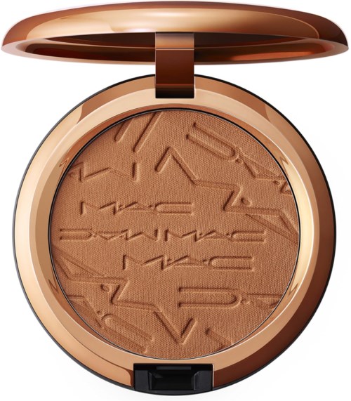 En rund makeup-kompakt med brun presset pudder indeni og et skinnende guld låg.