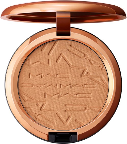 En rund makeup-kompakt med bronze låg, åbnet for at vise lysbrunt pudsemateriale med indprægede bogstaver.