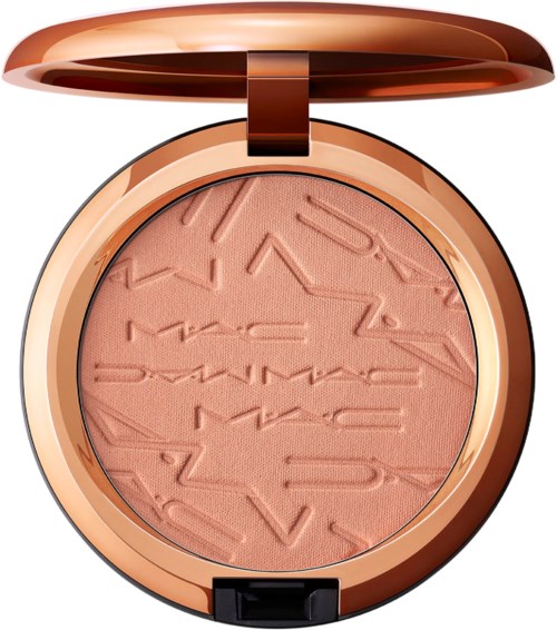 En kompakt makeup blush med roseguldskasse og præget tekstdesign.