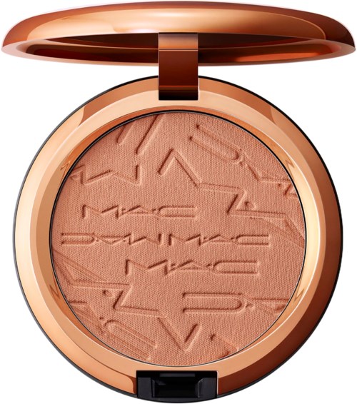 En rund makeup-beholder med et roséguldlåg, åben for at vise ferskenfarvet presset pudder med embossing af MAC-logoet.