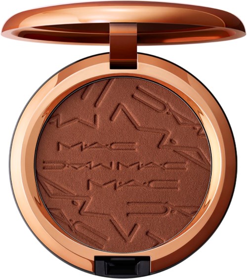 En rund brun compact med låg, der indeholder embosset makeuppudder med MAC-logo.