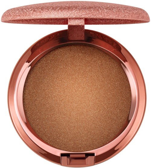 Een bronzer in een klein doosje met roségouddeksel en een glanzend oppervlak erin.