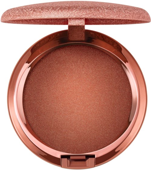En rund makeup-blush med et metallisk rosa gullcover og en myk, skinnende rosa nyanse inni.