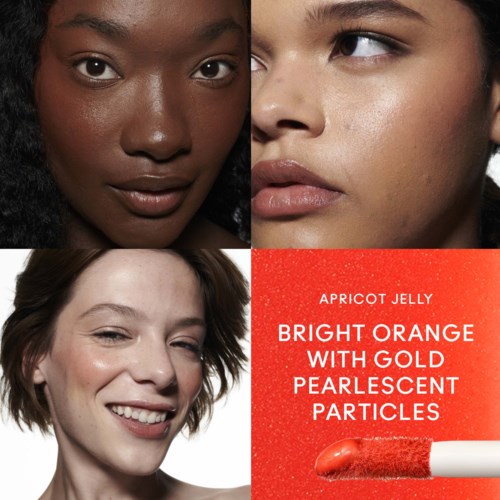 Drie vrouwen met verschillende huidskleuren en een rood cosmeticaproduct met gouden glitters en oranje lippenstift.