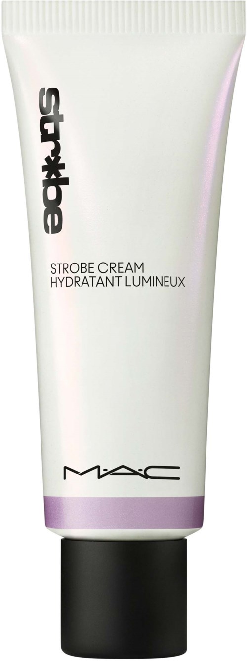 Een witte tube met zwarte dop, gemarkeerd 'Strobe Cream' door MAC, voor hydratatie en glans.