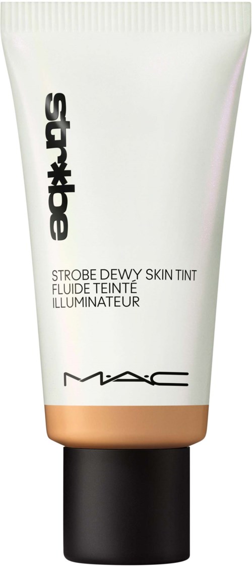 Witte tube met zwarte dop, gemarkeerd MAC Strobe Dewy Skin Tint, bevat productnaam en beschrijving.