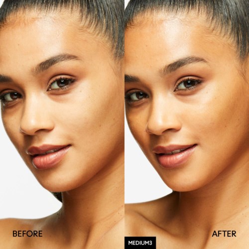 Een vrouw laat verbeterde huid, helderder en egaler huidtint zien na huidverzorging of make-up.