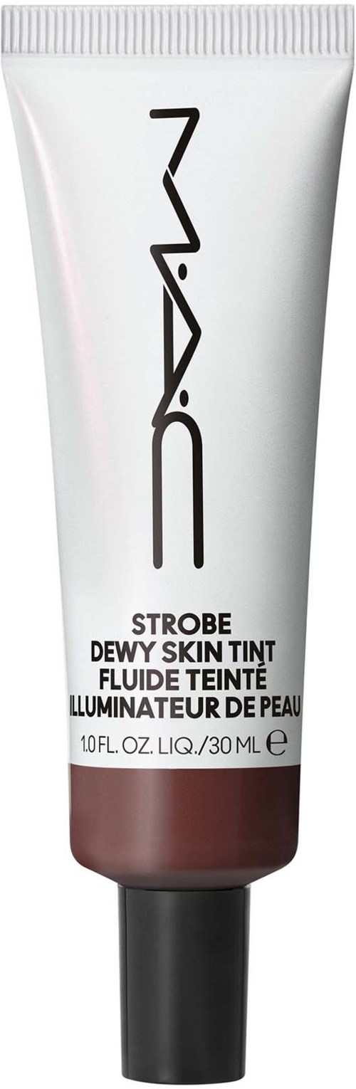 Een tube MAC Strobe Dewy Skin Tint met witte verpakking en zwarte dop.