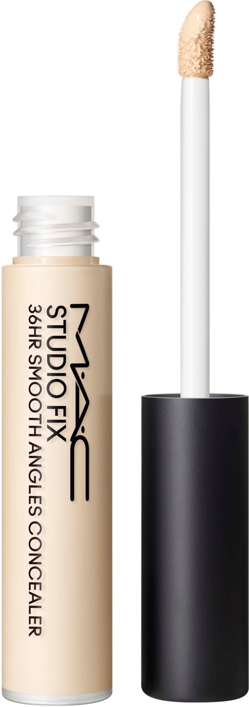 Een MAC concealer met een kwastapplicator, gelabeld 'Studi Fix' en 'Short Shroom,' in een beige tube met zwarte dop.
