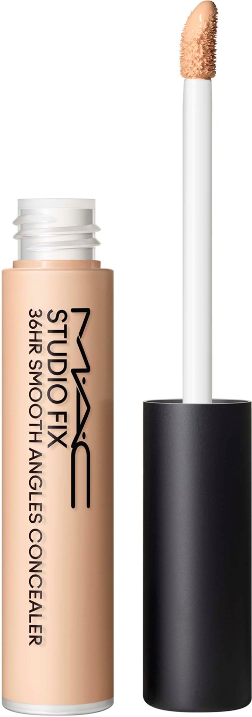 Een tube MAC Studio Fix Short Shot Keep 10 Hour Angles Concealer met applicator die wordt gebruikt, beige vloeistof binnen.