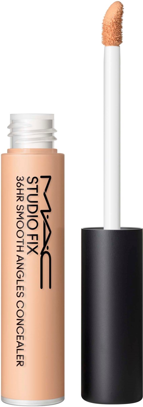 Beige lipconcealer met een sponsapplicator op een zwarte tube, gelabeld MAC Studio Fix, Short Shot.
