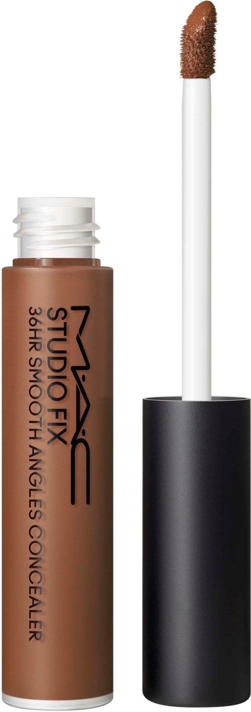 Een fles MAC vloeibare concealer met applicator. De concealer is huidskleurig.