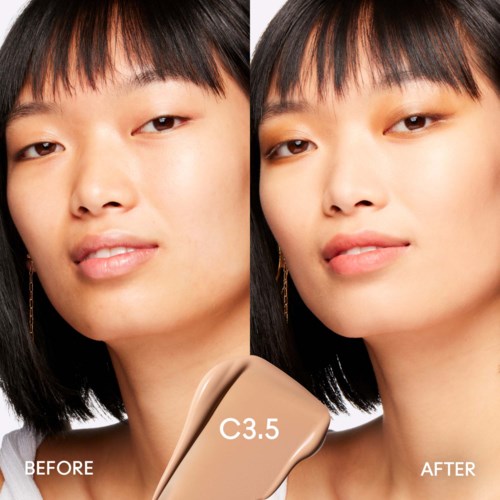 Eine Frau vor und nach Make-up, mit klarer Haut und kleinen Veränderungen im Aussehen.