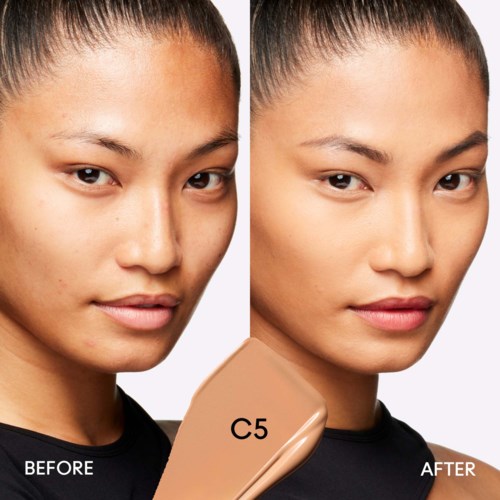 Vergleich zeigt das Gesicht einer Frau vor und nach Make-up, mit glatterer Haut und verbesserten Zügen. Auch eine Foundation-Flasche mit 'C5'.