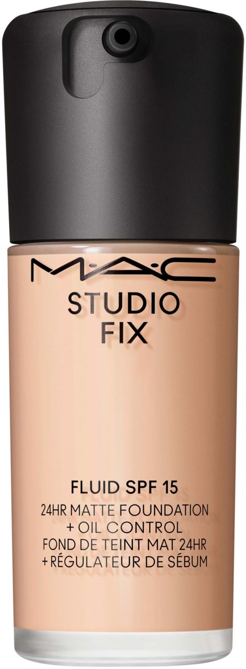 Ein Foundationsflasche mit Pumpkopf, MAC Studio Fix, bietet 24-Stunden-Matt-Effekt, SPF 15 und Ölkontrolle.