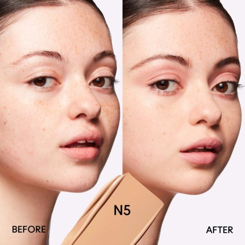Eine Frau zeigt deutliche Hautverbesserung mit Make-up nach Verwendung des N5-Produkts, Vorher-Nachher-Bilder.