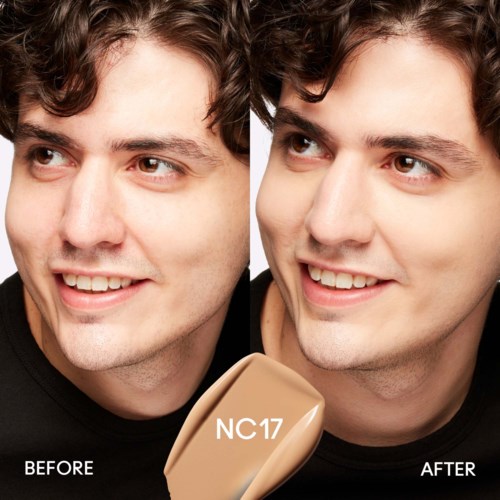 Ein junger Mann zeigt eine Hautpflege-Transformation, lächelt mit klarer Haut, dunklen Haaren und dunklem Hemd. Das Produkt ist mit NC17 gekennzeichnet.