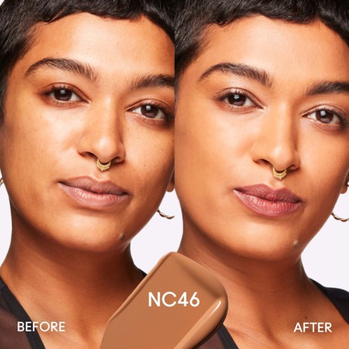 Vorher- und Nachbilder einer Frau, die Hautverbesserung durch Make-up oder Hautpflege zeigt. Sie hat kurze schwarze Haare, goldene Septum-Ohrring.