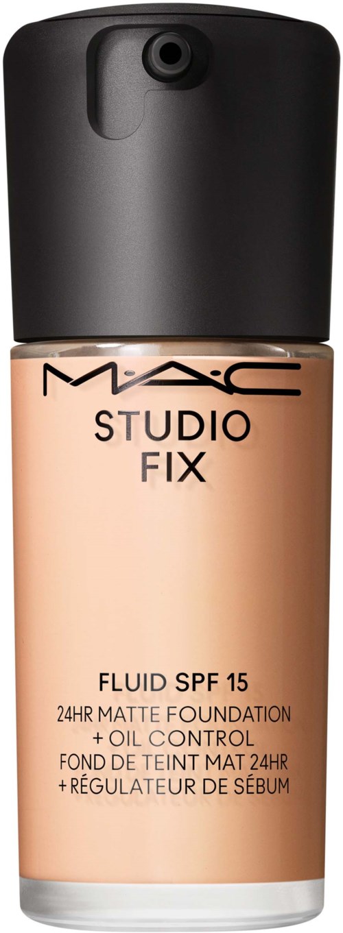 Eine Foundationsflasche mit schwarzem Deckel, beschriftet MAC Studio Fix, SPF 15, Ölkontrolle und Matt-Finish.