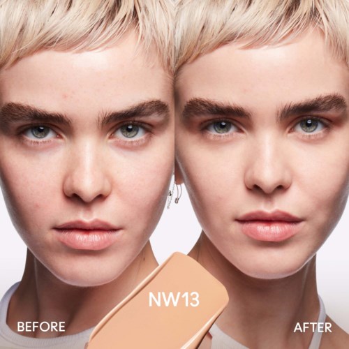 Zwei Frauen mit kurzem blondem Haar, vor und nach der Verwendung eines Foundations- oder Make-up-Produkts namens NW13.