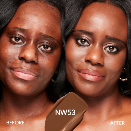Zwei Frauen zeigen ein Vorher-Nachher-Bild einer Make-up-Veränderung mit dunklerem Hautton. Eine sieht müde aus, die andere erfrischt.