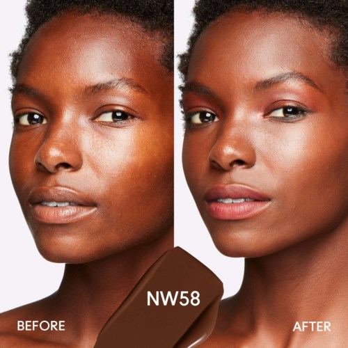 Eine dunkelhäutige Frau zeigt einen deutlichen Unterschied im Hautton vor und nach dem Make-up, gekennzeichnet mit NW58 Foundation.