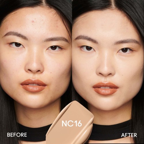Nebeneinander Fotos eines Frauen Gesichts vor und nach Makeup mit Produktnamen NC16 in der Mitte.