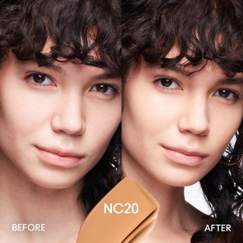 Zwei Frauen mit lockigem dunklem Haar sind nebeneinander, eine mit Bezeichnung vor Foundation und die andere nach Make-up.