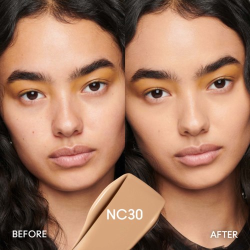 Zwei Frauen mit ähnlichem Hautton, vor und nach Makeup, mit einer NC30-Foundation-Probe in der Mitte.