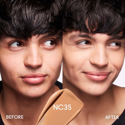 Nebeneinander Bilder eines jungen Mannes, der eine Make-up-Verwandlung zeigt, mit Beschriftung NC35, Vorher- und Nachher-Bilder.