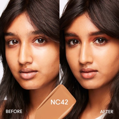 Nebeneinander Bilder eines Frauengesichts vor und nach Make-up mit einer Foundation in Farbe NC42.