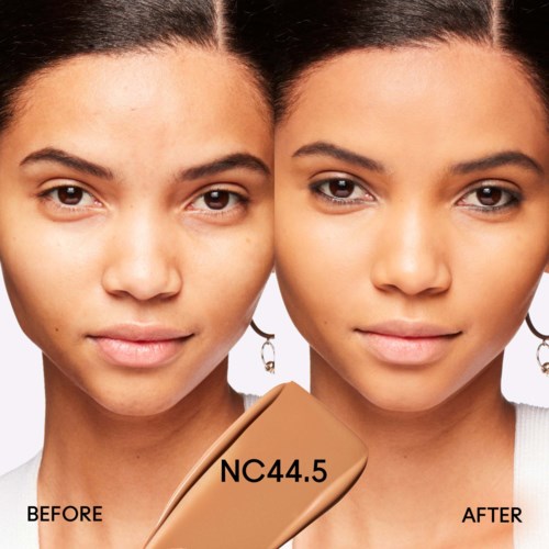 Vergleich eines Frauen Gesichts vor und nach Make-up, zeigt glattere Haut und verbessertes Erscheinungsbild.