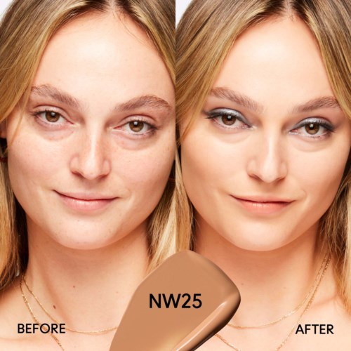 Nebeneinandergestellte Bilder eines Frauenkopfes vor und nach Make-up mit einem Foundationfarbton NW25.
