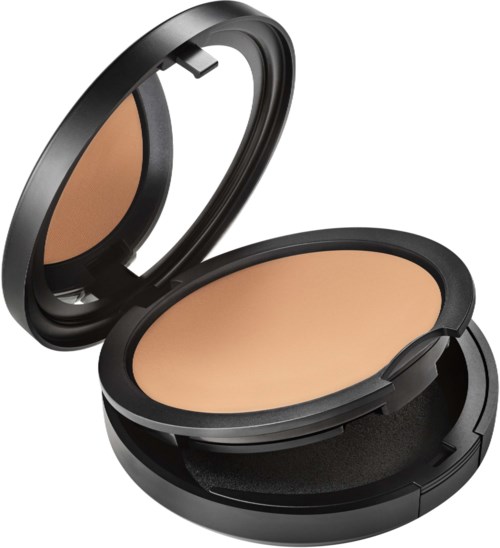 Ett kompakt makeuppuderfodral med en spegel, innehållande beige puder, i ett svart skal.