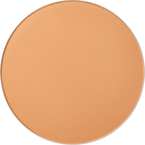 En stor rund makeup-kompakt med ljus beige puder och en silverkant.