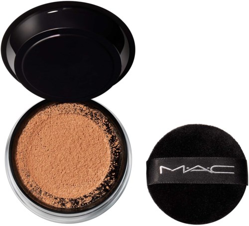 Ein Kompakt mit gepresstem Puderfundament und einem schwarzen Makeup-Schwamm mit M A C-Logo.