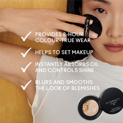 Nahaufnahme einer Frau, die Make-up mit einem Schwamm aufträgt, Make-up-Container mit Lidschatten und Textbeschreibung.